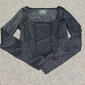Hollister Women's Shimmering Gray/Black Long Sleeve Top